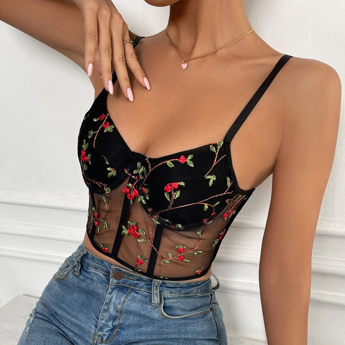corset noir avec broderie rouge