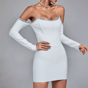 robe à encolure diamantée